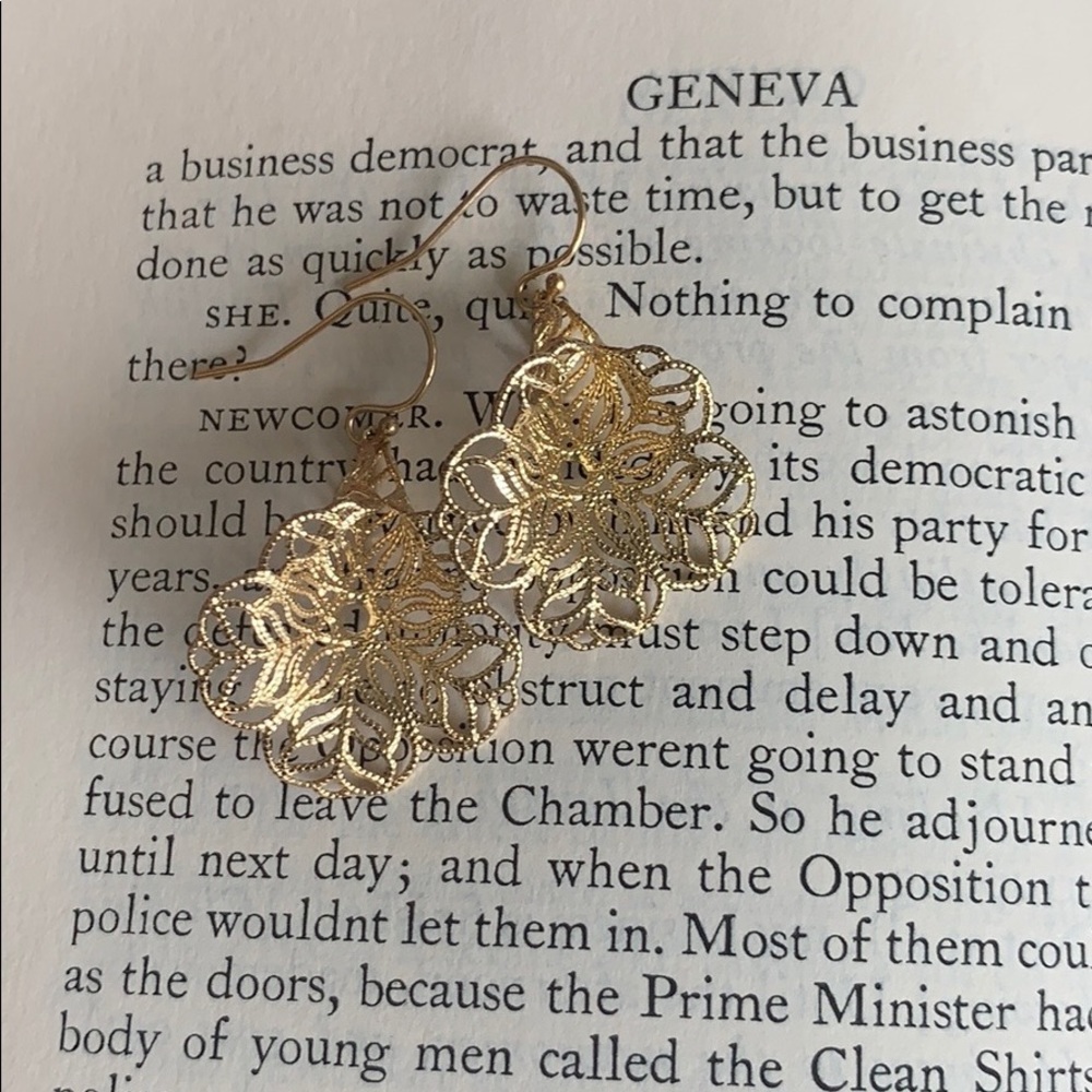 Artisan gold floral dangle earrings ✨ 🌷